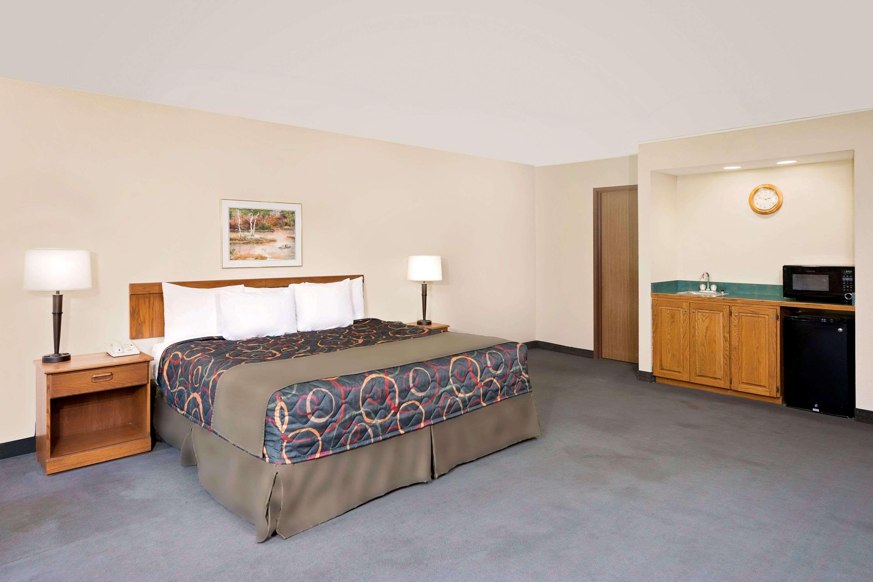Days Inn By Wyndham Бунвилл Экстерьер фото