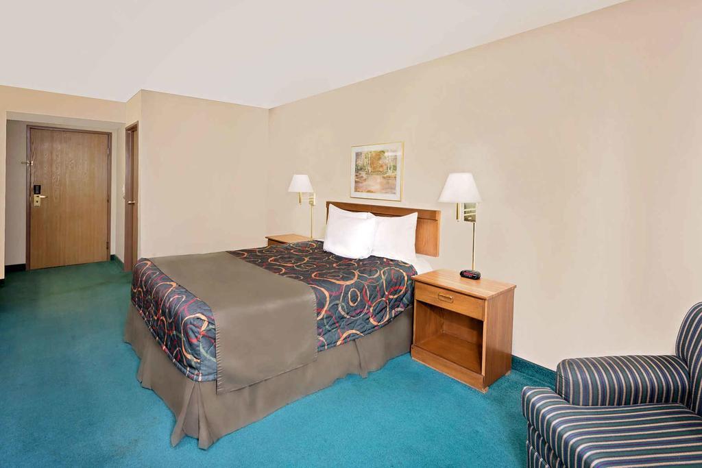 Days Inn By Wyndham Бунвилл Экстерьер фото